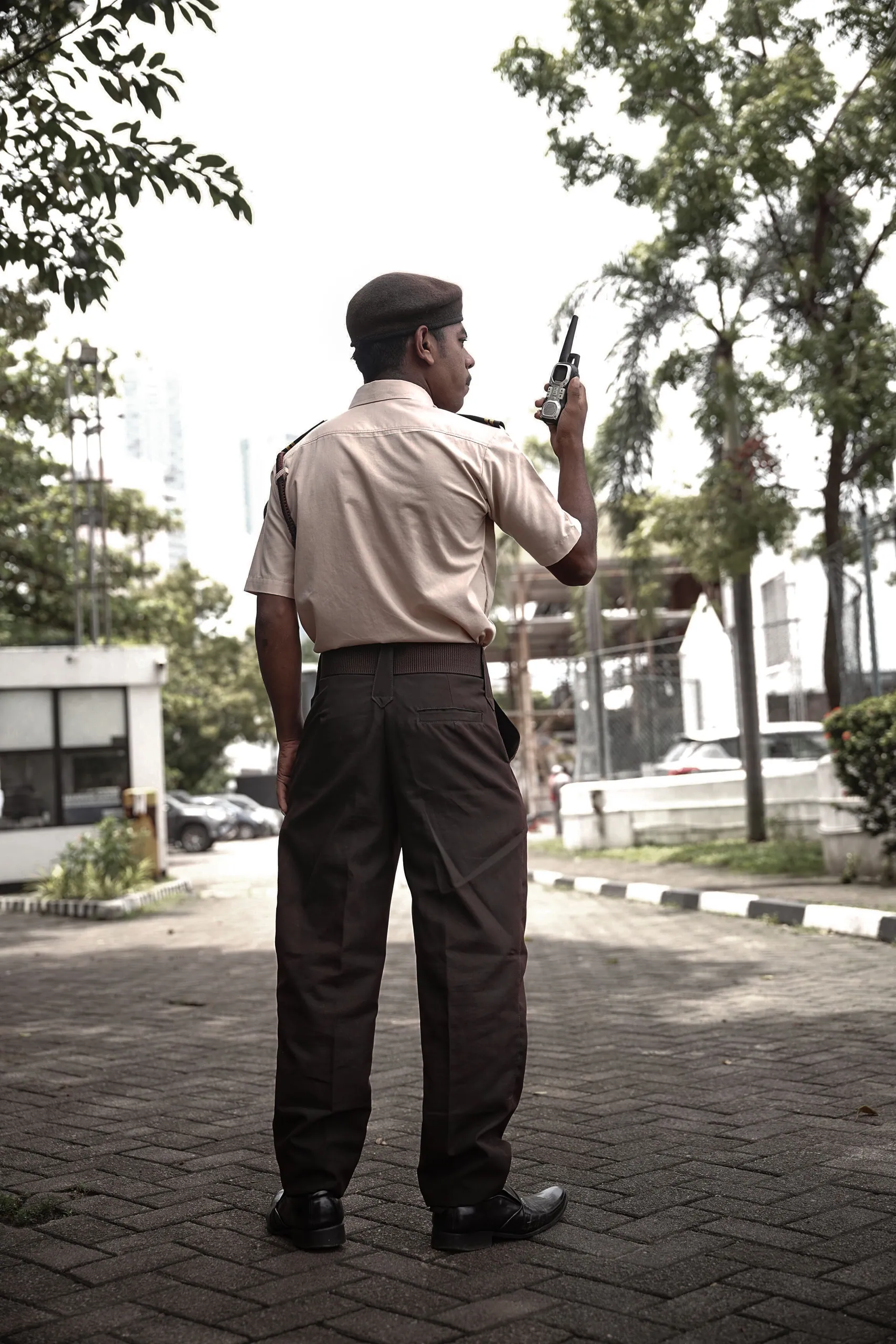 Officer reporting to the control room by radio
